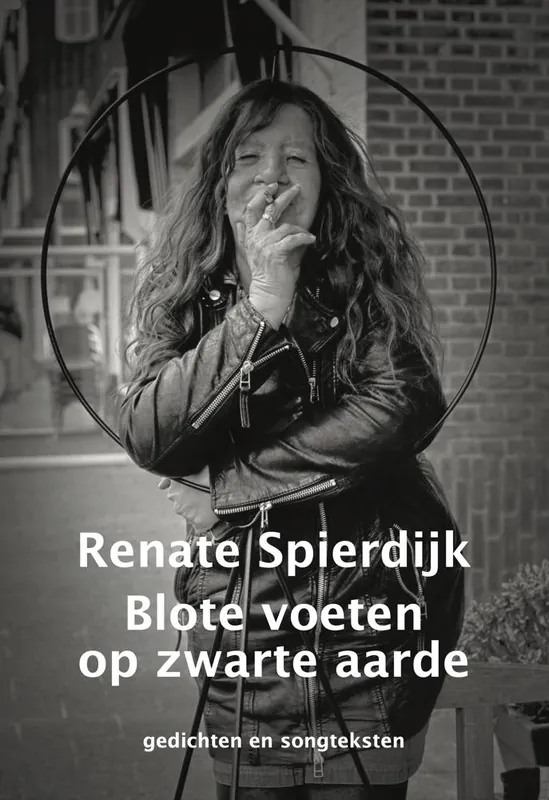 Veilige Betaling Blote voeten op zwarte aarde / Druk 1
